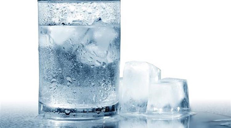 4 أضرار صحية لشرب الماء البارد