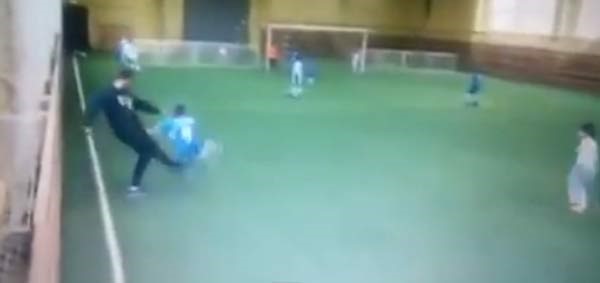 بالفيديو: سبب غريب يدفع مدرب كرة قدم روسي لركل طفل