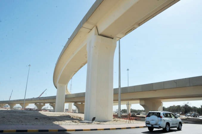 جانب من الجسور العلوية في مشروع طريق الجهراء 