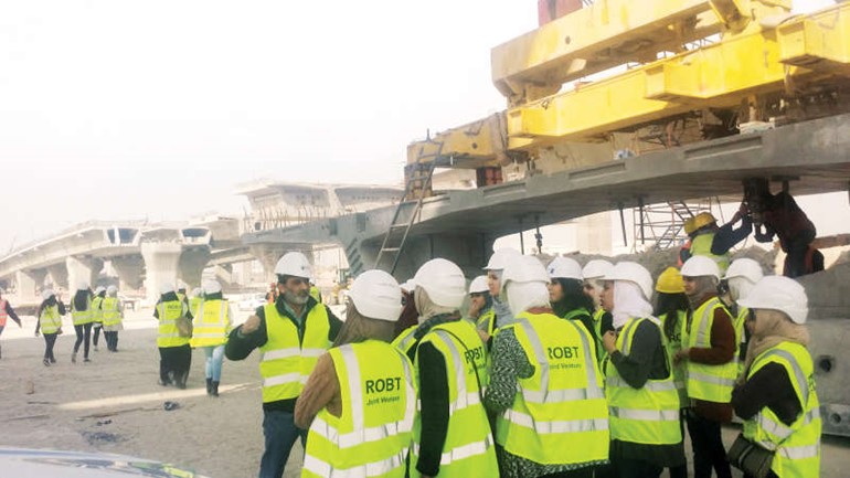 عدد من طالبات كلية الهندسة لدى زيارتهن للمشروع 