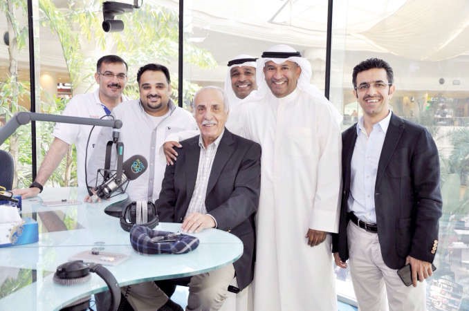 الاعلامي المخضرم محمد السنعوسي يتوسط اسرة برنامج الديوانية﻿