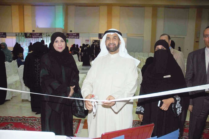وليد العومي وندى المطيري وشيمة المحيني يفتتحون معرض الاقسام