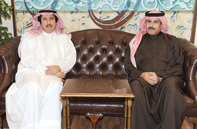 الشيخ مبارك الدعيج مستقبلا السفير الشيخ عزام الصباح