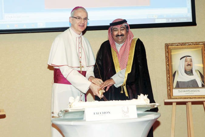 وليد الخبيزي يشارك سفير الفاتيكان بيتار رايتش راجيك قطع كعكة الاحتفال 