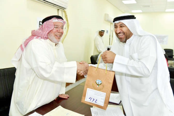 احد المواطنين يتسلم مفتاح بيته