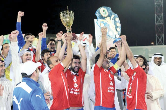 لاعبو هيئة الصناعة يحملون درع الدوري 