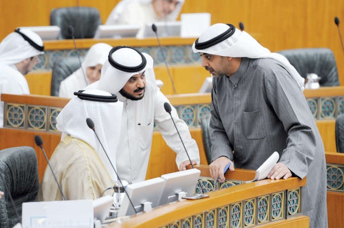 العبدالله ودالحويلة مع رئيس الوزراء على هامش الجلسة﻿