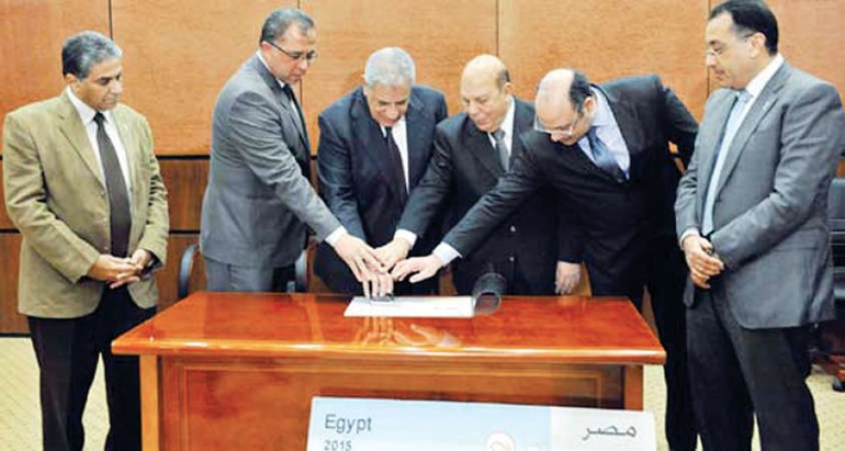 رئيس الوزراء المصري ابراهيم محلب وعدد من الوزراء خلال تدشين طابع تذكاري لمؤتمر شرم الشيخ امس الاول الاهرام 