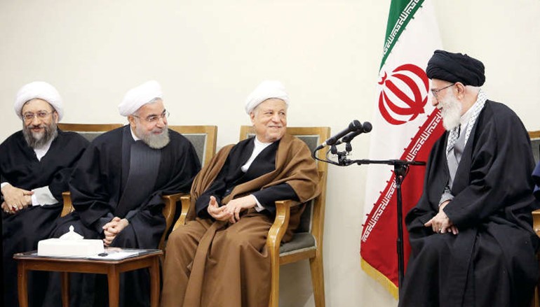 القائد الاعلى للثورة الايرانية علي خامنئي خلال اجتماعهمع اعضاء مجلس الخبراء في طهران امس افپ