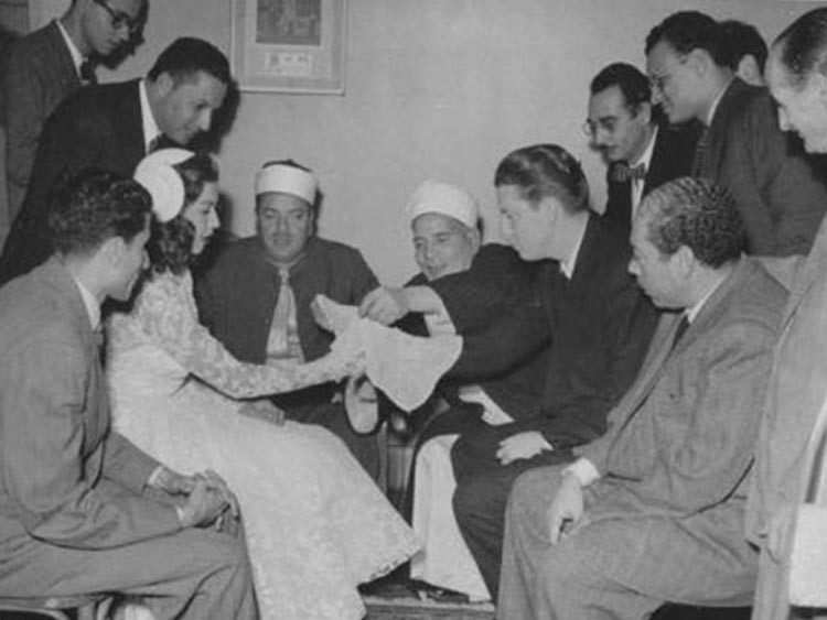 زوج سامية جمال الأمريكي يحملها أمام الكاميرات.. صور نادرة