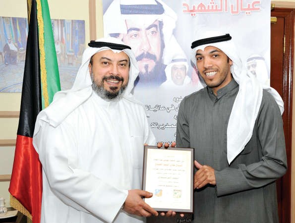 الشيخ د طلال الفهد يتسلم درعا تذكارية من احمد الرشيدي﻿