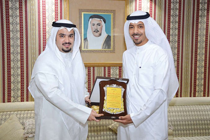 احمد عجب يقدم درعا تذكارية للشيخ خالد الاحمد﻿