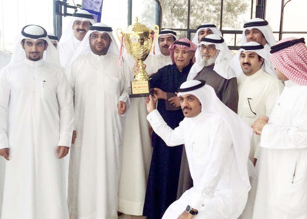  محمد العتيبي يسلم الكاس لعميد اسطبل الدماك ﻿