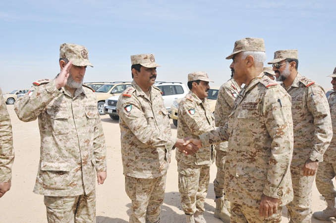 الفريق الركن محمد الخضرخلال تفقده القوة البرية﻿