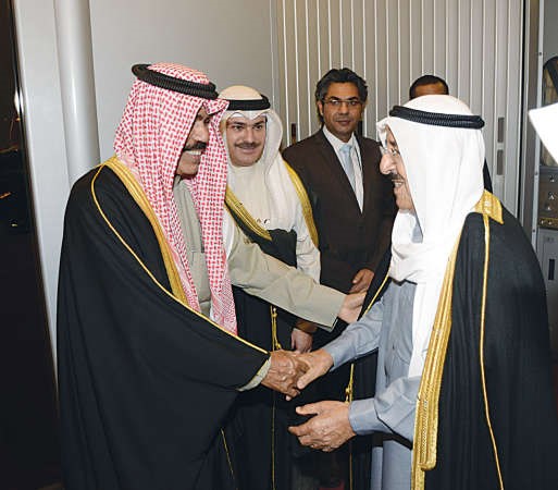 صاحب السمو الامير الشيخ صباح الاحمد مصافحا سمو ولي العهد الشيخ نواف الاحمد لدى عودته الى ارض الوطن