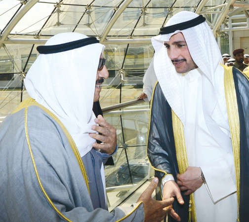 صاحب السمو مصافحا رئيس مجلس الامة مرزوق الغانم 