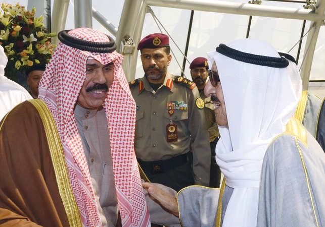 صاحب السمو الامير الشيخ صباح الاحمد مصافحا سمو ولي العهد الشيخ نواف الاحمد 