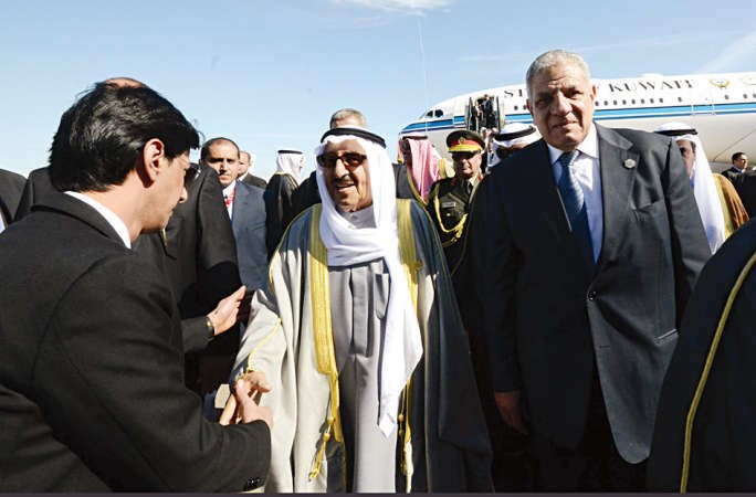 صاحب السمو الامير الشيخ صباح الاحمد لدى وصوله الى شرم الشيخ وفي استقباله مابراهيم محلب