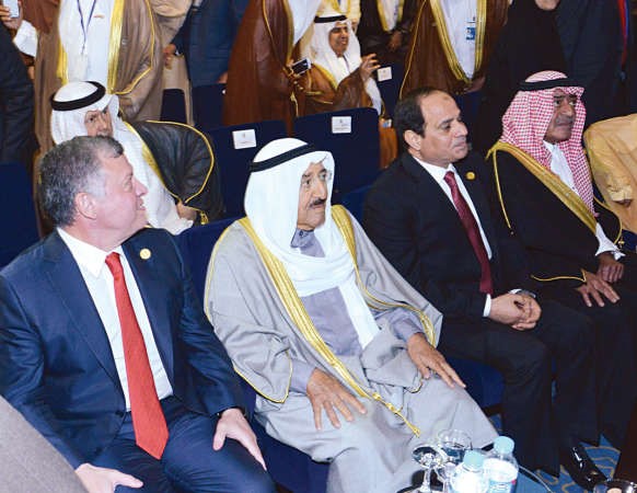 صاحب السمو الامير الشيخ صباح الاحمد متوسطا الرئيس المصري عبدالفتاح السيسي والعاهل الاردني الملك عبدالله الثاني وصاحب السمو الملكي الامير مقرن بن عبدالعزيز ولي العهد نائب رئيس مجلس الوزراء السعودي