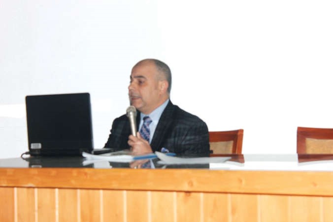  د اشرف ابراهيم محاضرا