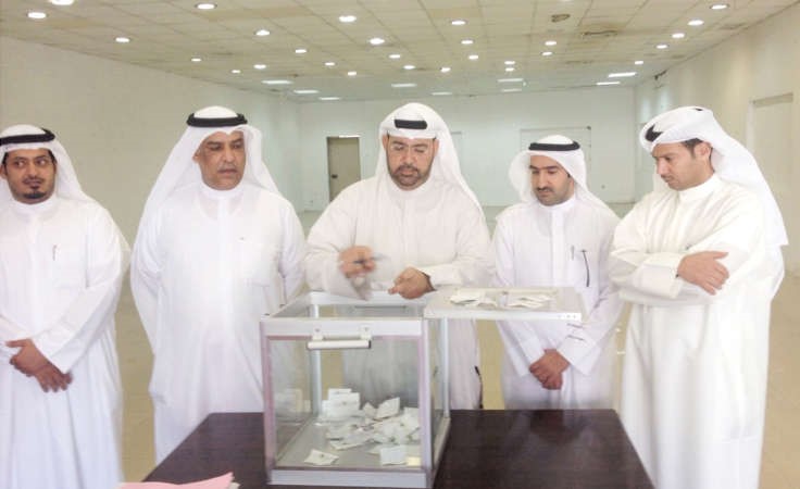 طعمة الشمري ومندوب وزارة التجارة خلال السحب على الجوائز