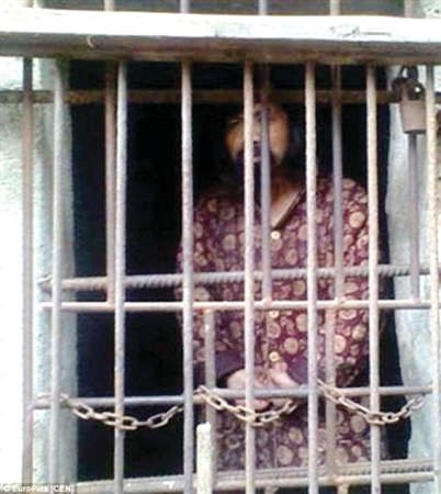 أم تحبس ابنها 13 عاماً بحظيرة دجاج !