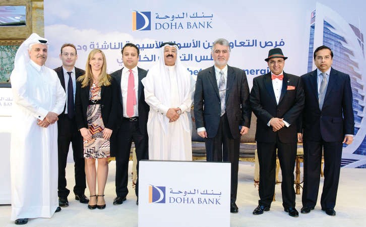  الرئيس التنفيذي لبنك الدوحة د ر سيتارمان والمدير الاقليمي لبنك الدوحة - فرع الكويت احمد المهزعيتوسطان المشاركين في المؤتمر
