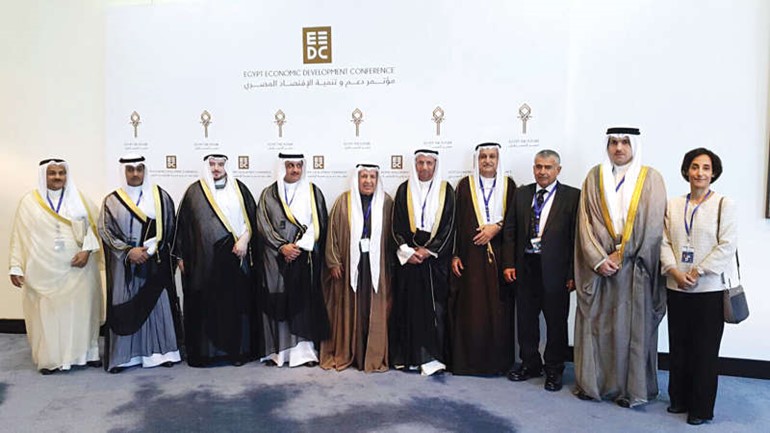 علي الغانم متوسطا اعضاء الوفد المشارك في المؤتمر