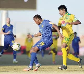 مدافع العروبة مساعد ندا يحاول ايقاف مهاجم النصر ارماندو ويلا		 موقع النصر