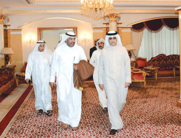 الشيخ سلمان بن ابراهيم مستقبلا الشيخ احمد الفهد﻿