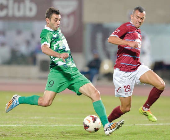 لاعب العربي احمد هايل في طريقه لتسجيل الهدف الثانيالازرق كوم﻿