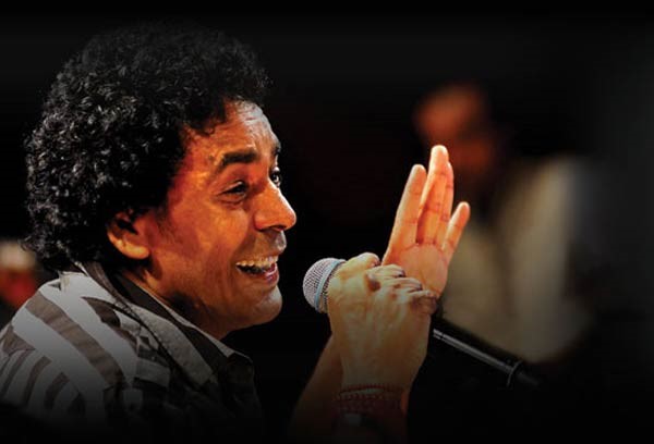 بالفيديو.. محمد منير يقتحم الاستديو على رئيس وزراء مصر على الهواء مباشرة