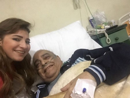 بالصور.. نجوى فؤاد في زيارة لوالد تامر حسني بالمستشفى 