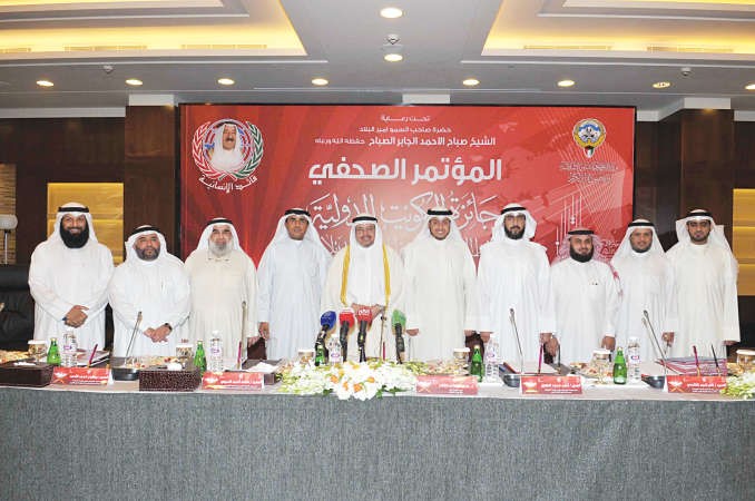 د عادل الفلاح وسعد الحجي واحمد الطويل وناصر الكندري وعدد من اعضاء اللجنة العليا المنظمة للجائزة في لقطة جماعية	قاسم باشا﻿