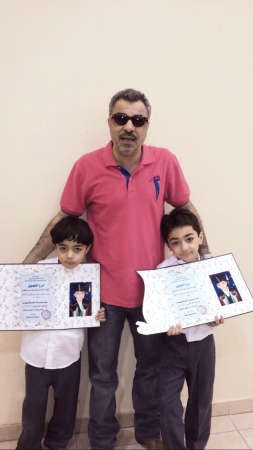 محمد الاشقر مع ولديه المتفوقين هادي واحمد