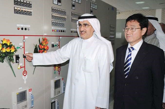 الابراهيم يضغط على احد ازرار التشغيل في المحطة﻿