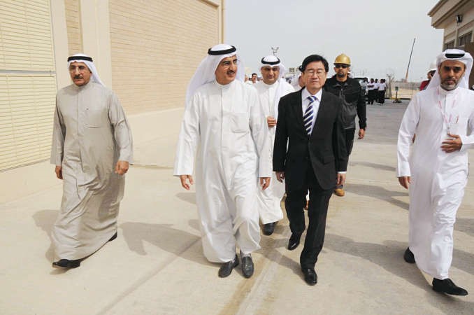 معبدالعزيز الابراهيم وم احمد الجسار والسفير الياباني خلال تفقدهمجانبا من محطة تحويل الزور الشمالية﻿