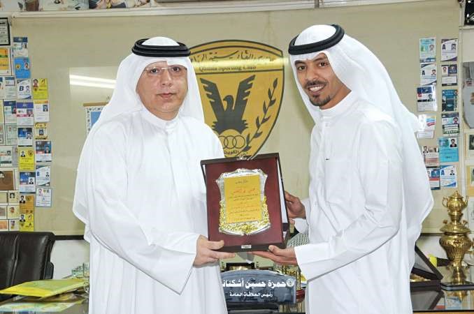 حسن ابوالحسن يتسلم درعا مناحمد عجب 