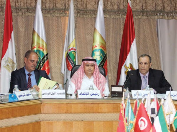 الزميل احمد بهبهاني متوسطا حاتم زكريا ومؤيد اللامي خلال رئاسته للاجتماع﻿