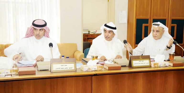 نبيل الفضل و معادل الخرافي وماضي الهاجري خلال الاجتماع