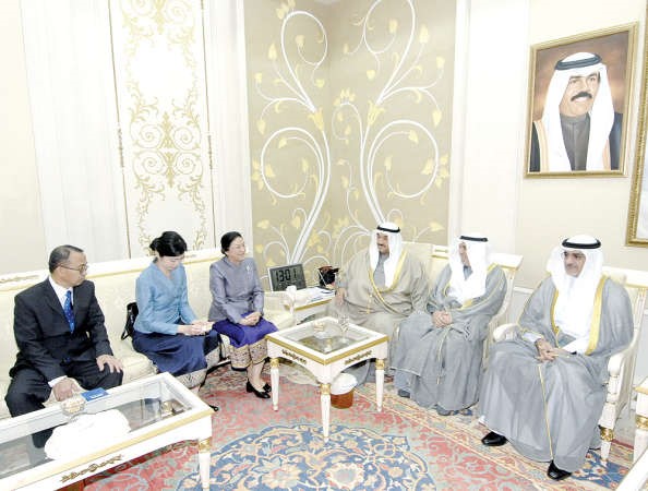 سمو الشيخ ناصر المحمد مستقبلا باني ياثوتو والوفد المرافق بحضور داسماعيل الشطي ودخليل عبدالله﻿