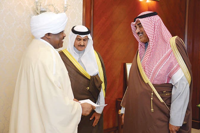 الشيخ صباح الخالد يتسلم اوراق السفير السوداني محيي الدين سالم﻿
