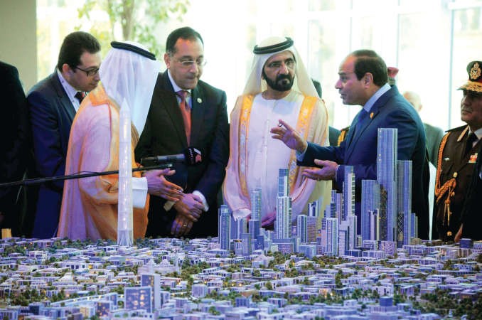 الرئيس المصري عبدالفتاح السيسي وصاحب السمو الشيخ محمد بن راشد نائب رئيس دولة الامارات رئيس مجلس الوزراء حاكم دبي يتفقدان مجسم مشروع العاصمة الجديدة على هامش مؤتمر شرم الشيخ الاقتصادي رويترز