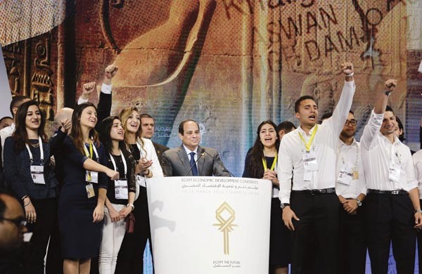 الرئيس المصري عبدالفتاح السيسي يلقي كلمته في اليوم الاخير لـ مصر المستقبل وسط مجموعة من الشباب المنظم للمؤتمر الاقتصادي						اپ