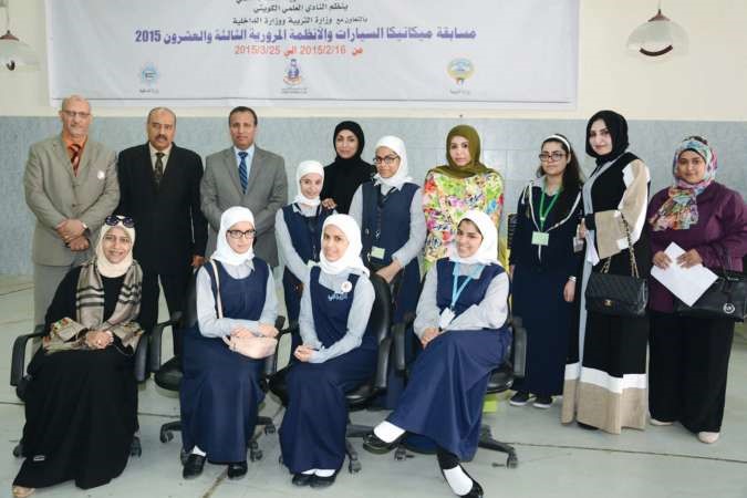 الموجهون خالدعبدالله وخالد الطوخي وحسام الدين حسين وعائشة الدبيسان مع الطالبات ومعلماتهن