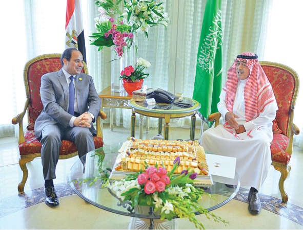 صاحب السمو الملكي الامير مقرن بن عبدالعزيز ولي العهد السعودي نائب رئيس مجلس الوزراء رئيس وفد المملكة لمؤتمر مصر المستقبل خلال استقباله الرئيس المصري عبدالفتاح السيسي بمقر اقامته في شرم الشيخ امسواس﻿
