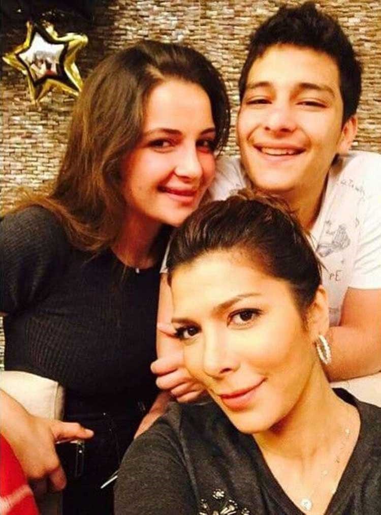 بالصور.. أصالة وابنتها شام بدون ماكياج