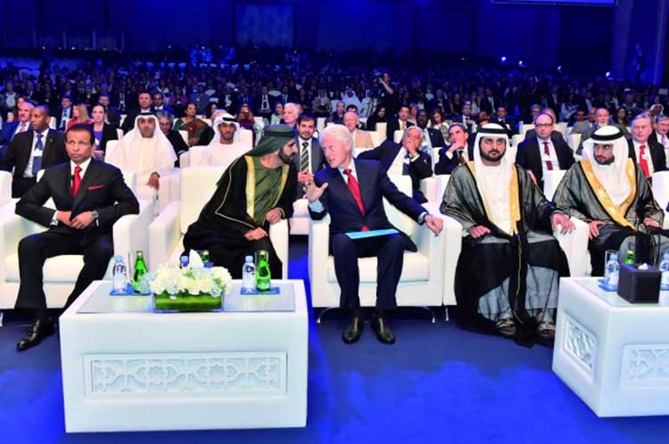 بالفيديو والصور.. حاكم دبي وبيل كلينتون يكرمان افضل معلمة في العالم.. تعرف عليها