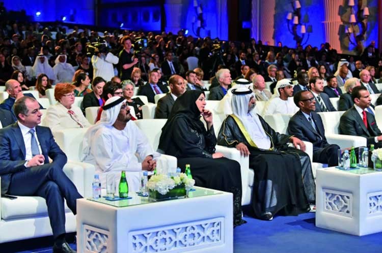 بالفيديو والصور.. حاكم دبي وبيل كلينتون يكرمان افضل معلمة في العالم.. تعرف عليها