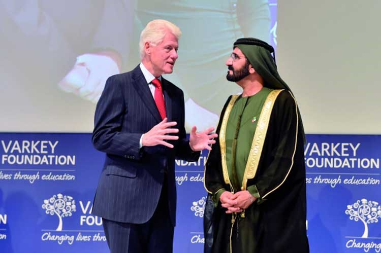 بالفيديو والصور.. حاكم دبي وبيل كلينتون يكرمان افضل معلمة في العالم.. تعرف عليها